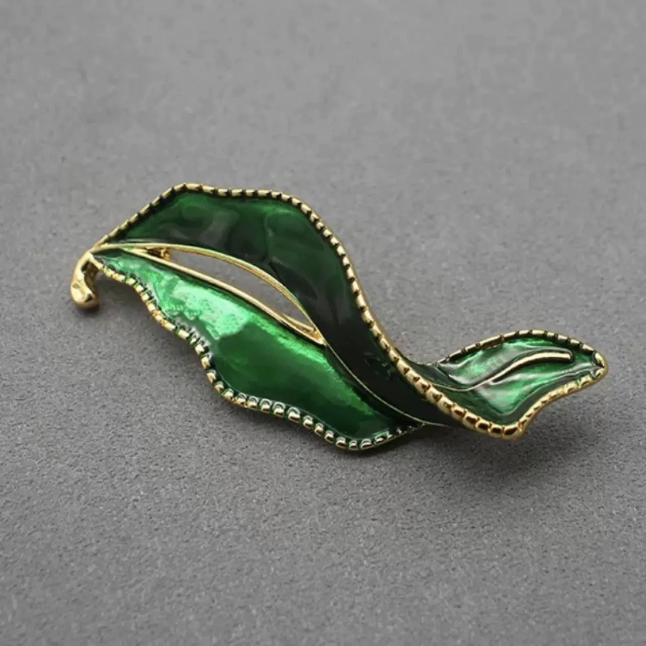 Zippered Vents Vintage Women Green Leaf 18K Gold Coat Pin