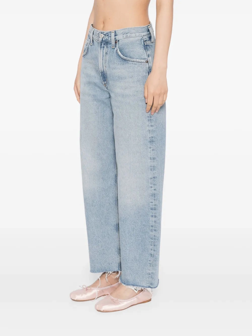 Low Curve Fray in Force Casual Friday Parent Style Travel Outfit Fashionable Touch