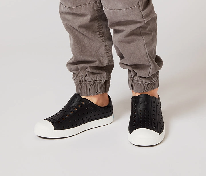 Everyday Appeal Streamlined Build Native Kids Jefferson Sandals Shoes - Jiffy Black / Shell White