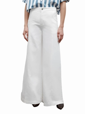 Dancing in the Dark in White City Walk Comfy Weekend Getaway