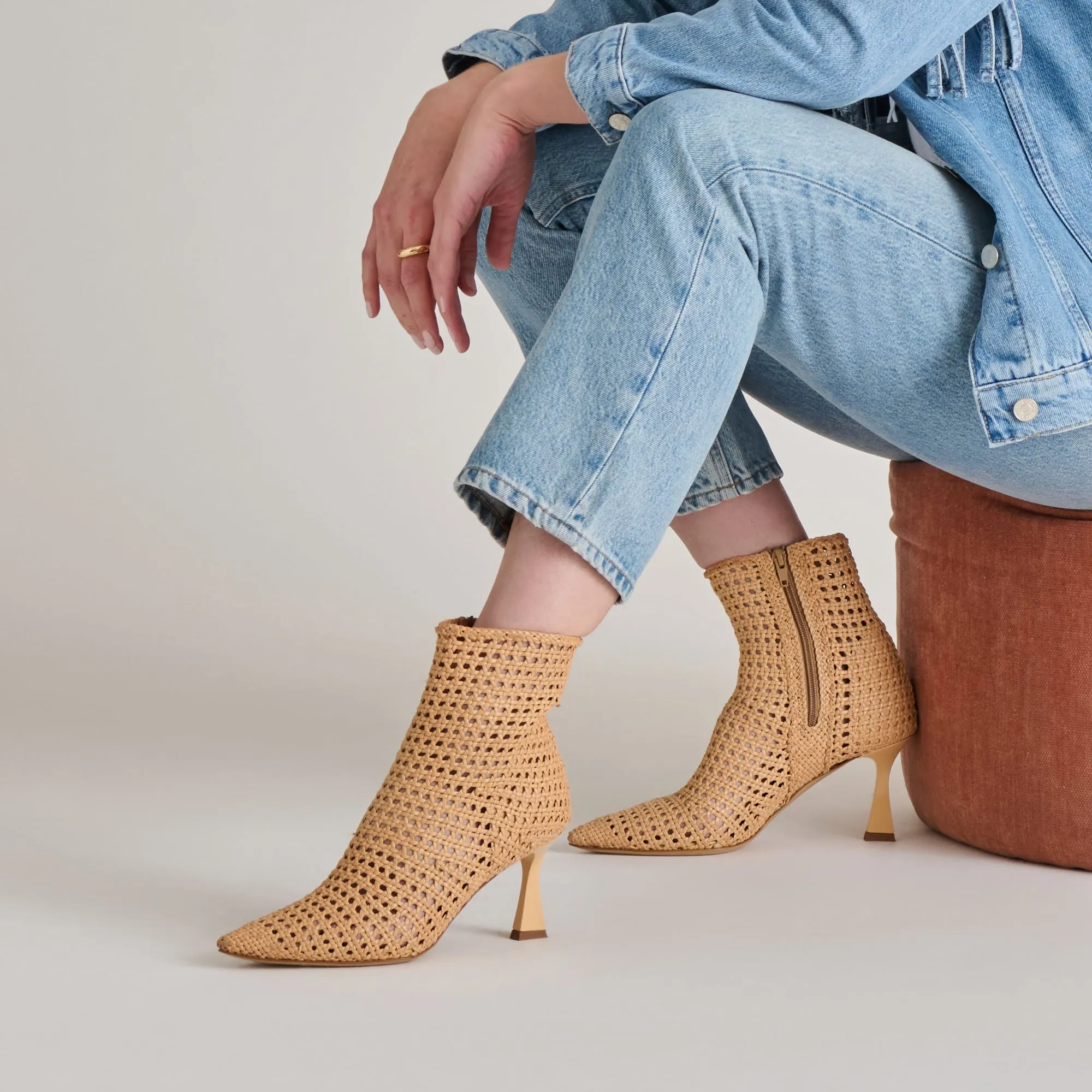 LONNI BOOTIES LIGHT TAN WOVEN LEATHER Fashion-forward comfort