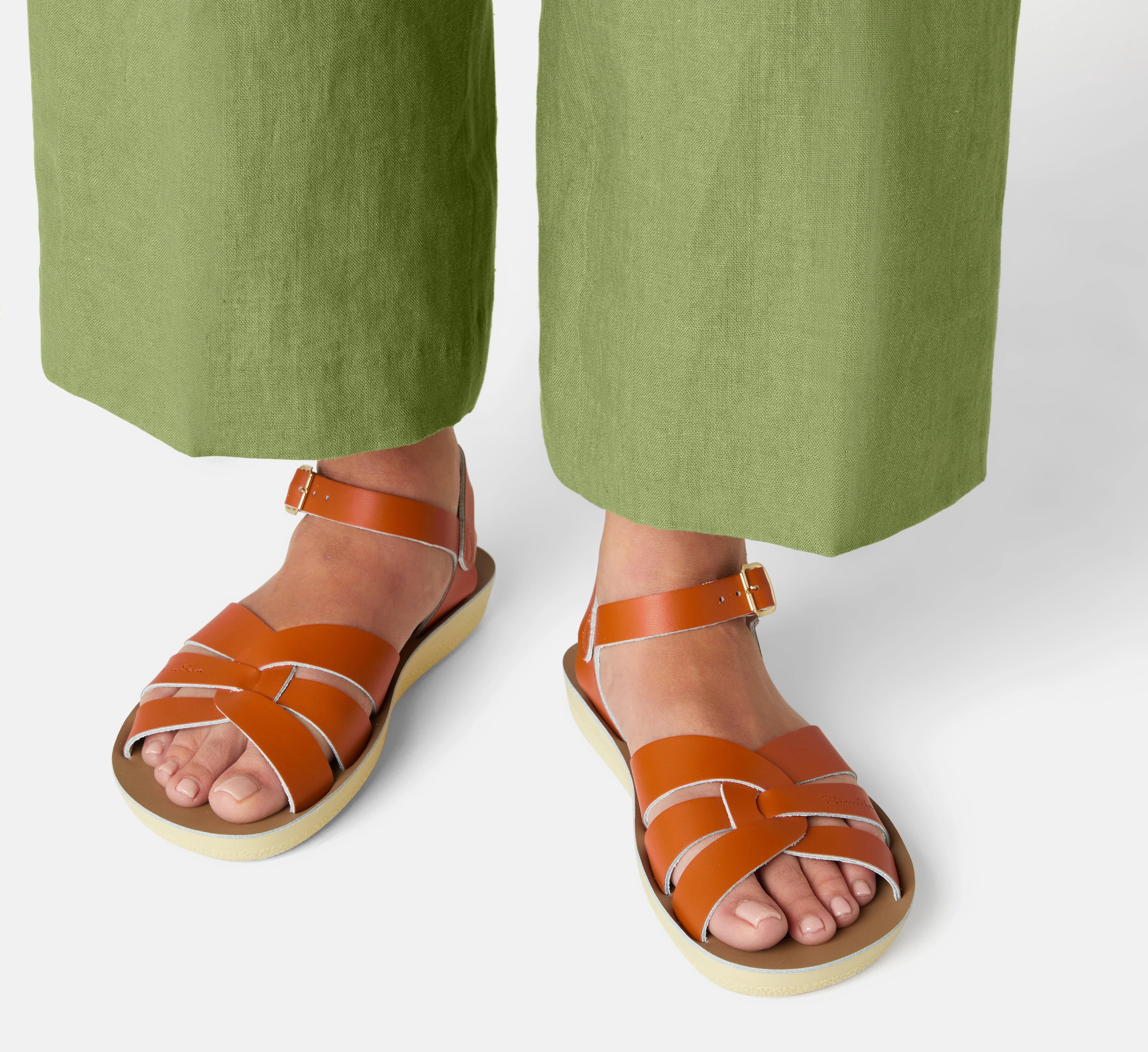 Relaxed Walking Shock Diffusing Heel Swimmer Paprika Womens Sandal