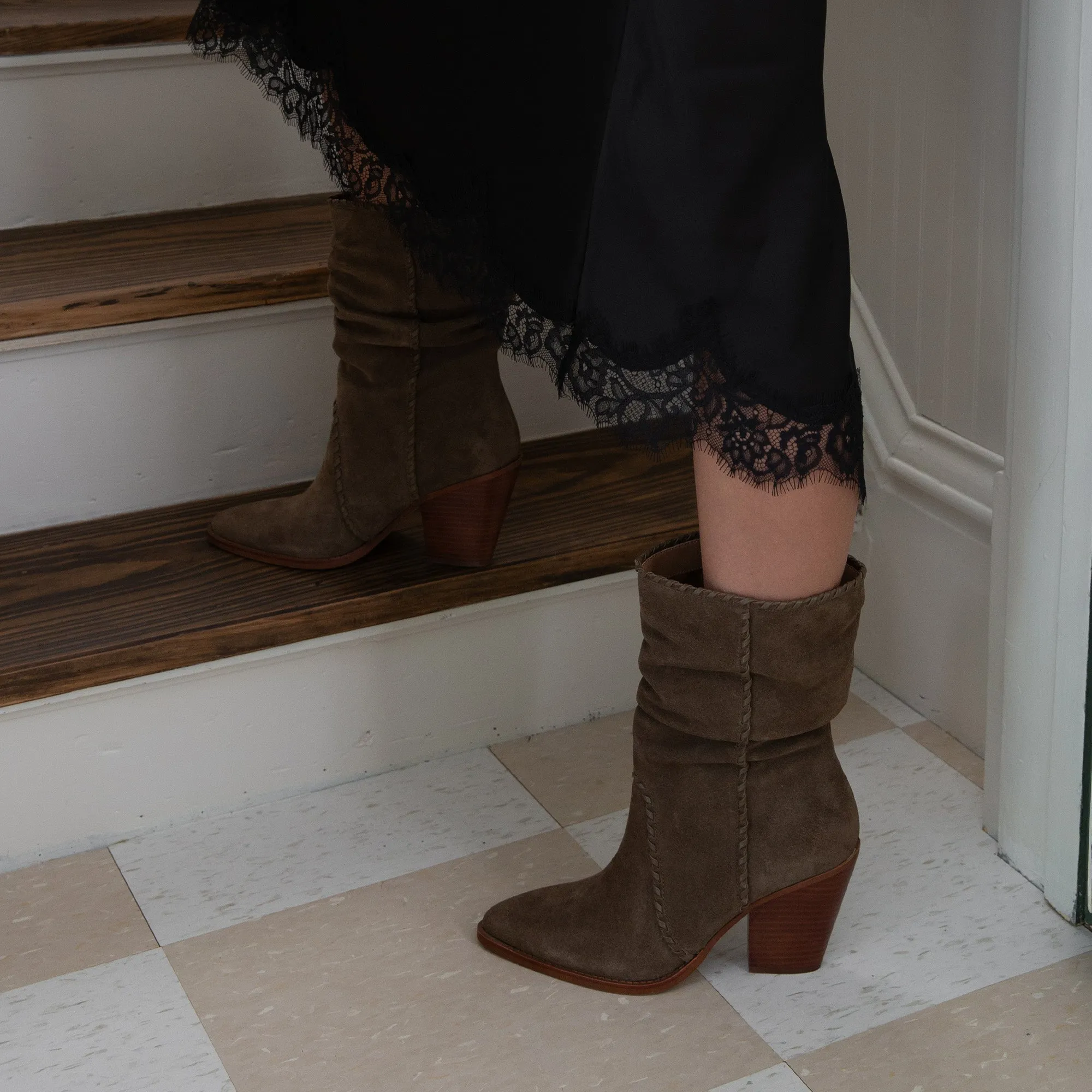 JULITH BOOTS OLIVE SUEDE Stylish Appearance